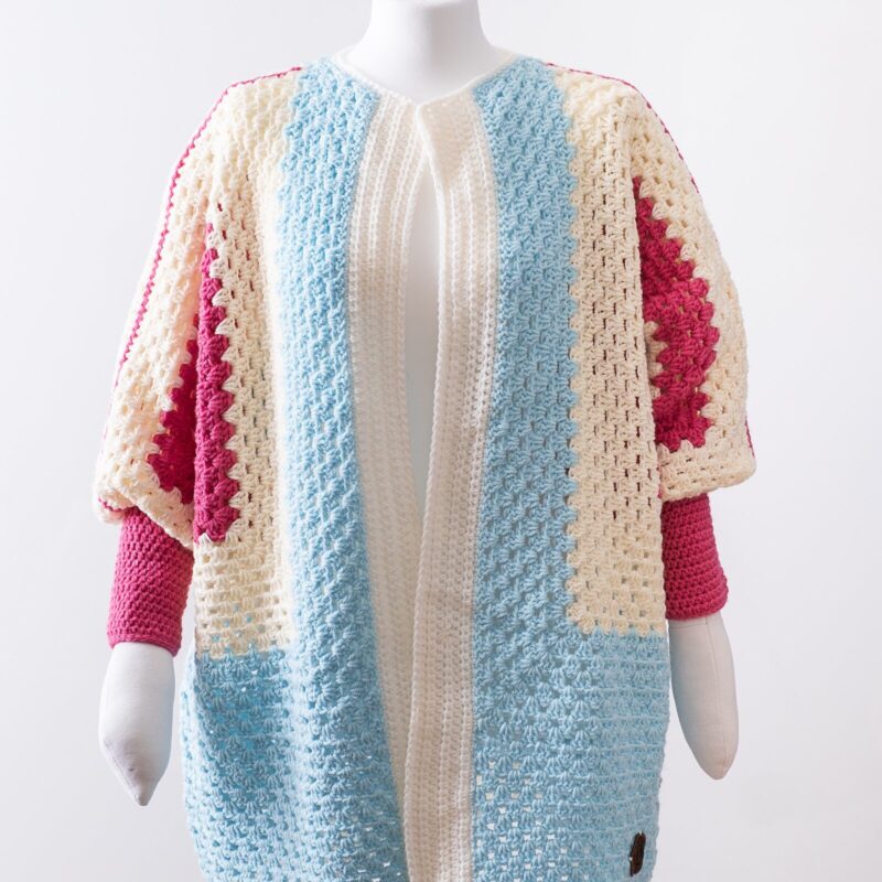 kardigan – wzór granny square długi w jasnych kolorach
